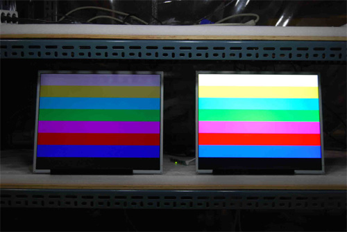 液晶モニター高輝度半透過型(オープンフレーム)組み込み用15インチワイド 左:通常輝度 右:弊社高輝度
